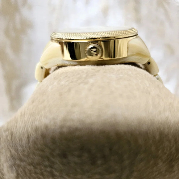 Michael Kors Mother Of Pearl Gold Tone Stainless Steel Horn Resin Jet Set MK5039 - Picture 5 of 13